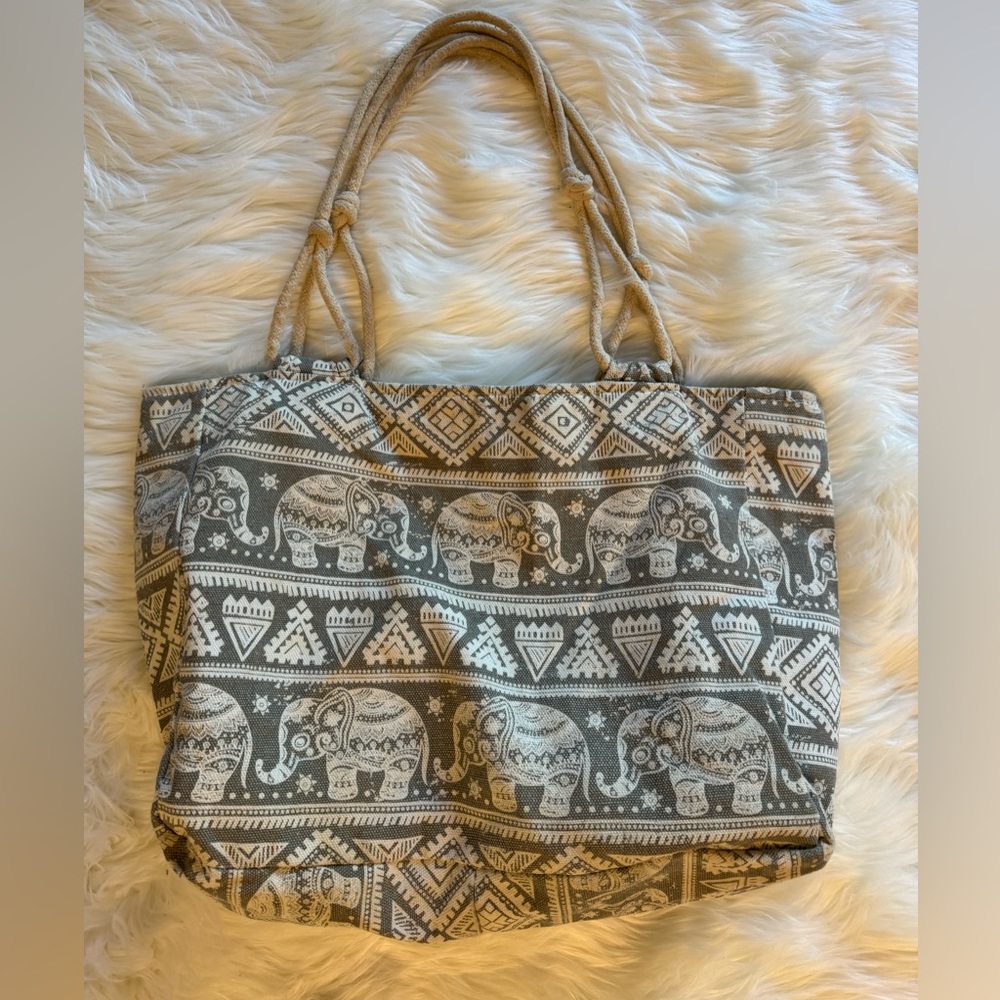 BEYA TOTE BAG WITH ELEPHANTS AND ROPE HANDLE.